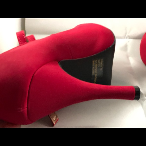 Classic Red Pumps - Picture 5 of 7